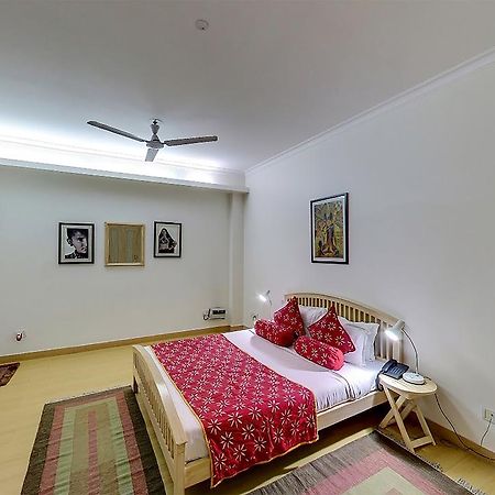 Colonel'S Retreat At The Airport Bed & Breakfast New Delhi Bagian luar foto