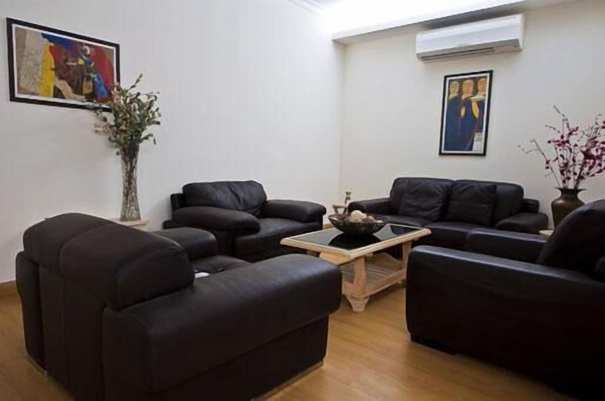 Colonel'S Retreat At The Airport Bed & Breakfast New Delhi Bagian luar foto