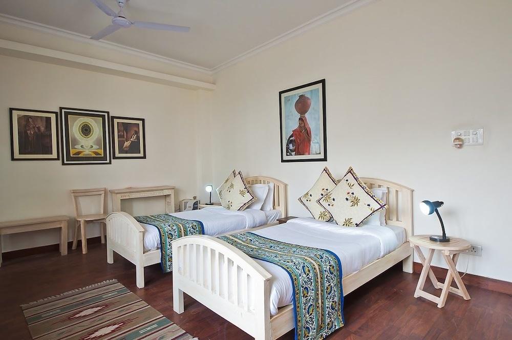Colonel'S Retreat At The Airport Bed & Breakfast New Delhi Bagian luar foto