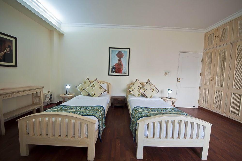 Colonel'S Retreat At The Airport Bed & Breakfast New Delhi Bagian luar foto