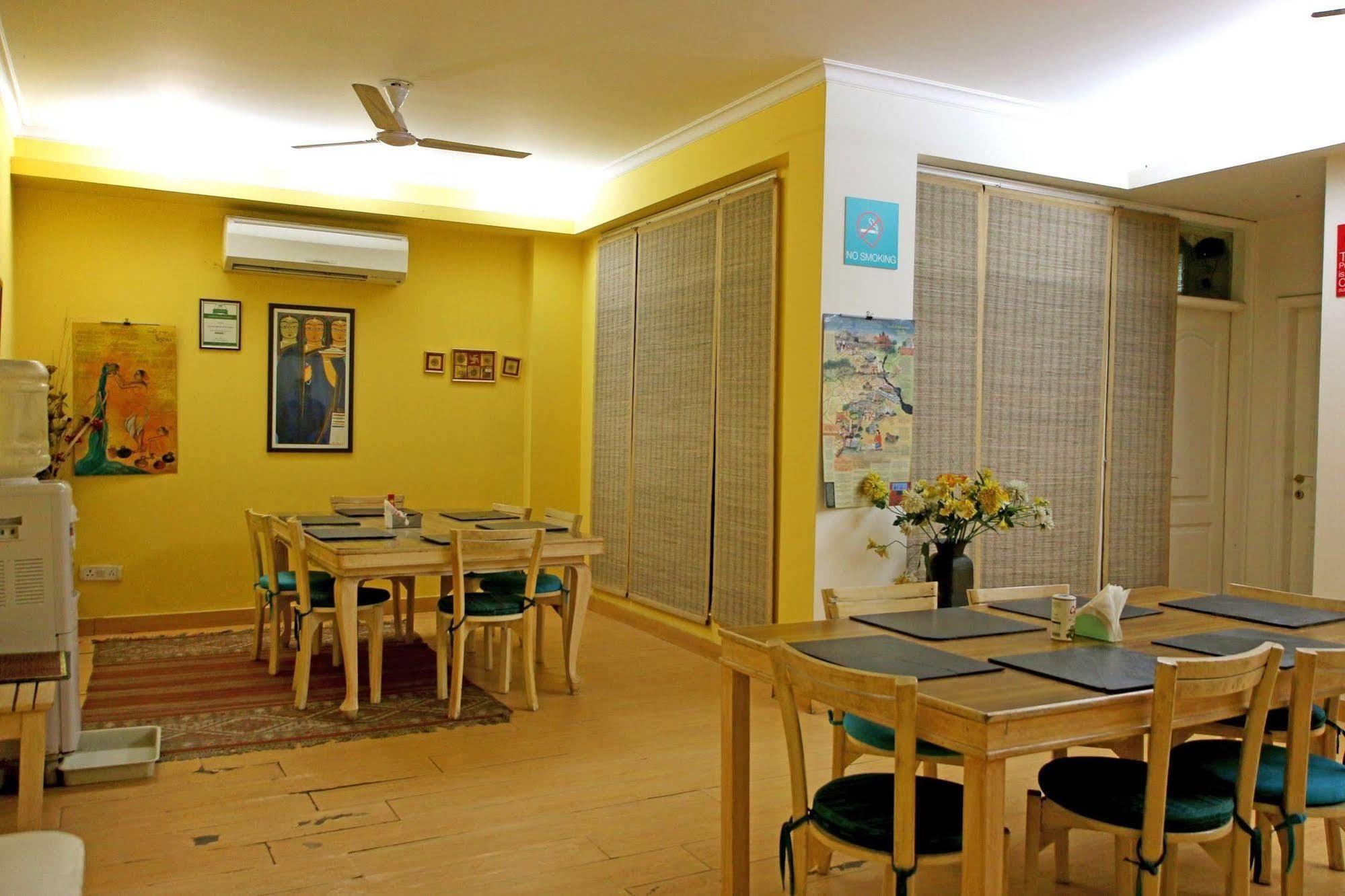 Colonel'S Retreat At The Airport Bed & Breakfast New Delhi Bagian luar foto