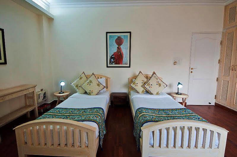 Colonel'S Retreat At The Airport Bed & Breakfast New Delhi Bagian luar foto